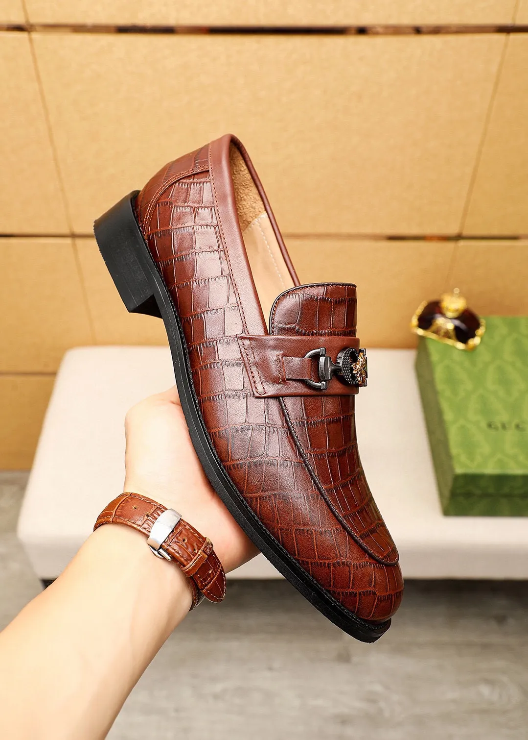 Men's shoes 💰462 💐 Product trademark: GUCCI "Gucci" casual leather shoes Regular size: 38-44 (45.46🉑️customized) Product materials: Selected imported first-layer calfskin embossed upper + luxury hardware buckle, imported water-dyed cow leather lining. Strong three-dimensional visual effect, combined outsole Color: 2⃣️colors available